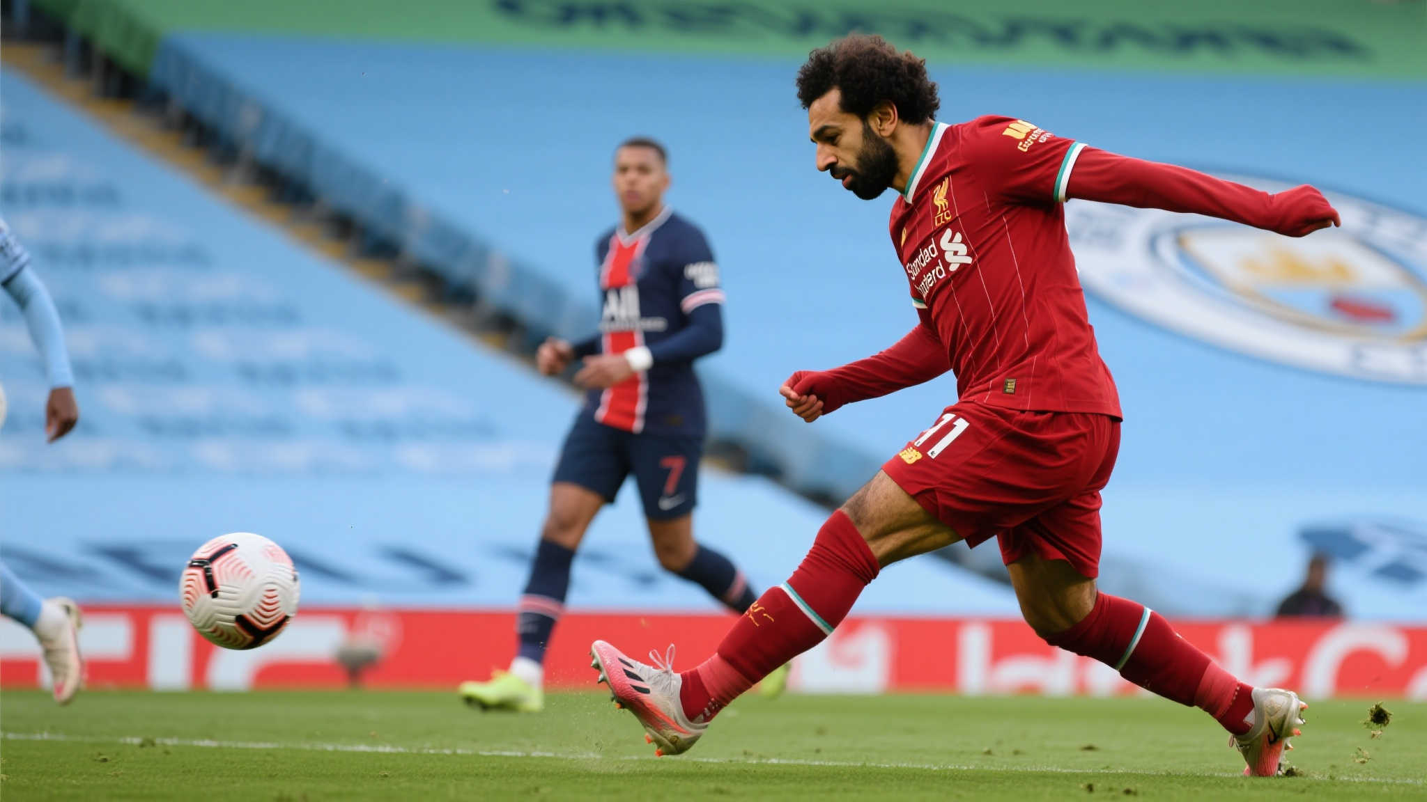 龙赛罗狂欢：萨拉赫错失良机，姆巴佩提前锁定欧洲金靴！